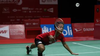 Pebulu tangkis tunggal putra Indonesia Anthony Sinisuka Ginting mengembalikan kok ke arah lawannya asal Denmak Viktor Axelsen dalam babak semifinal Daihatsu Indonesia Masters 2020 di Istora Senayan, Jakarta, Sabtu (18/1). [Suara.com/Angga Budhiyanto]