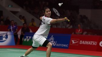 Pebulu tangkis ganda putri Indonesia Greysia Polii mengembalikan kok ke arah lawannya asal Korea Selatan Kim So Yeong dan Kong Hee Yong dalam babak semi final Daihatsu Indonesia Masters 2020 di Istora Senayan, Jakarta, Sabtu (18/1). [Suara.com/Angga Budhiyanto]