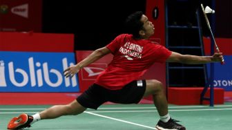 Pebulu tangkis tunggal putra Indonesia Anthony Sinisuka Ginting mengembalikan kok ke arah lawannya asal Denmak Viktor Axelsen dalam babak semifinal Daihatsu Indonesia Masters 2020 di Istora Senayan, Jakarta, Sabtu (18/1). [Suara.com/Angga Budhiyanto]