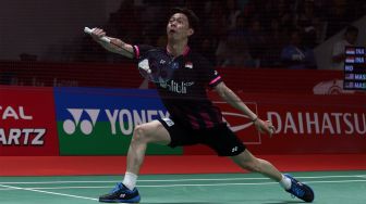 Pebulu tangkis ganda putra Indonesia Kevin Sanjaya Sukamuljo mengembalikan kok ke arah lawannya asal Malaysia Aaron Chia dan Soh Wooi Yik dalam babak semifinal Daihatsu Indonesia Masters 2020 di Istora Senayan, Jakarta, Sabtu (18/1). [Suara.com/Angga Budhiyanto]