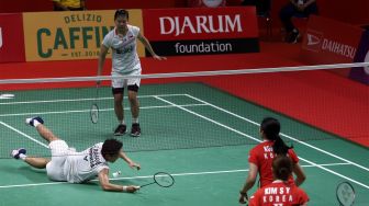 Pebulu tangkis ganda putri Indonesia Apriyani Rahayu dan Greysia Polii berusaha mengembalikan kok ke arah lawannya asal Korea Selatan Kim So Yeong dan Kong Hee Yong dalam babak semi final Daihatsu Indonesia Masters 2020 di Istora Senayan, Jakarta, Sabtu (18/1). [Suara.com/Angga Budhiyanto]