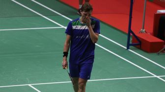 Ekspresi pebulu tangkis tunggal putra Denmak Viktor Axelsen saat melawan wakil Indonesia Anthony Sinisuka Ginting dalam babak semifinal Daihatsu Indonesia Masters 2020 di Istora Senayan, Jakarta, Sabtu (18/1). [Suara.com/Angga Budhiyanto]