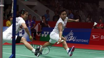 Pebulu tangkis ganda putri Indonesia Apriyani Rahayu dan Greysia Polii mengembalikan kok ke arah lawannya asal Korea Selatan Kim So Yeong dan Kong Hee Yong dalam babak semi final Daihatsu Indonesia Masters 2020 di Istora Senayan, Jakarta, Sabtu (18/1). [Suara.com/Angga Budhiyanto]