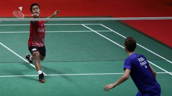 Pebulu tangkis tunggal putra Indonesia Anthony Sinisuka Ginting mengembalikan kok ke arah lawannya asal Denmak Viktor Axelsen dalam babak semifinal Daihatsu Indonesia Masters 2020 di Istora Senayan, Jakarta, Sabtu (18/1). [Suara.com/Angga Budhiyanto]