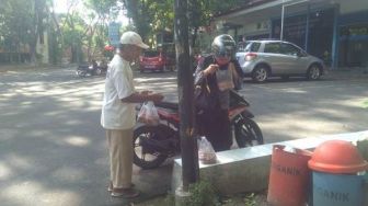 Mbah Diharjo, Mengisi Hari Tua dengan Jualan Buah