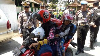 Polisi Ponorogo Bagikan Helm Anak untuk Pengendara Motor