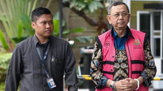 Tersangka eks Direktur Utama PT. Asuransi Jiwasraya Hendrisman Rahim tiba untuk menjalani pemeriksaan di gedung KPK, Jakarta, Senin (20/1). [ANTARA FOTO/M Risyal Hidayat]