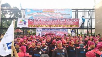 Ada Demo Buruh Tolak Omnibus Law di DPR, Rute Bus TransJakarta Dialihkan