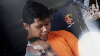 Pelaku pelecehan seksual Denny Hendrianto dihadirkan saat rilis kasus pelecehan seksual begal payudara di Direktorat Reserse Kriminal Umum Polda Metro Jaya, Jakarta, Senin (20/1). [Suara.com/Angga Budhiyanto]