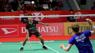 Pebulu tangkis tunggal putra Indonesia Anthony Sinisuka Ginting mengembalikan kok ke arah lawannya asal Denmark Anders Antonsen dalam pertandingan babak final Daihatsu Indonesia Masters 2020 di Istora Senayan, Jakarta, Minggu (19/1). [Suara.com/Alfian Winanto]