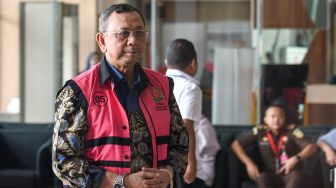 Tersangka eks Direktur Utama PT. Asuransi Jiwasraya Hendrisman Rahim tiba untuk menjalani pemeriksaan di gedung KPK, Jakarta, Senin (20/1). [ANTARA FOTO/M Risyal Hidayat]