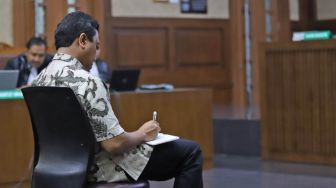 Terdakwa kasus suap jual beli jabatan di lingkungan Kementerian Agama Romahurmuziy menjalani sidang vonis di Pengadilan Tipikor Jakarta Pusat, Jakarta, Senin (20/1). [Suara.com/Alfian Winanto]