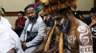 Dua tapol Papua kasus pengibaran bendera bintang kejora mengenakan koteka saat menghadiri sidang lanjutan dengan agenda jawaban Jaksa atas eksepsi penasihat hukum, di Pengadilan Negeri Jakarta Pusat, Senin (20/01). [Suara.com/Alfian Winanto]