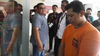 Pelaku pelecehan seksual Denny Hendrianto dihadirkan saat rilis kasus pelecehan seksual begal payudara di Direktorat Reserse Kriminal Umum Polda Metro Jaya, Jakarta, Senin (20/1). [Suara.com/Angga Budhiyanto]