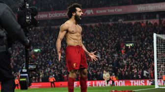 Penyerang Liverpool Mohamed Salah merayakan gol kedua  selama pertandingan sepak bola Liga Primer Inggris antara Liverpool melawan Manchester United di sStadion Anfield, Liverpool, Inggris, Senin (19/1) dini hari WIB.[Paul ELLIS / AFP]