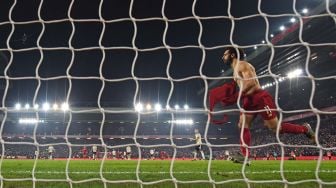 Penyerang Liverpool Mohamed Salah merayakan gol kedua  selama pertandingan sepak bola Liga Primer Inggris antara Liverpool melawan Manchester United di sStadion Anfield, Liverpool, Inggris, Minggu (19/1). [Paul ELLIS / AFP]
