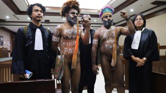 Aktivis Papua Pakai Koteka di Persidangan