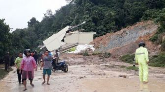 Jalan Nasional Lintas Sumatera Lumpuh karena Longsor di Sijunjung