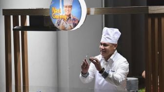 Ketua KPK Firli Bahuri memasak nasi goreng di acara Silaturahmi Pimpinan KPK dan Dewan Pengawas KPK di gedung KPK, Jakarta, Senin (20/1). [ANTARA FOTO/M Risyal Hidayat]