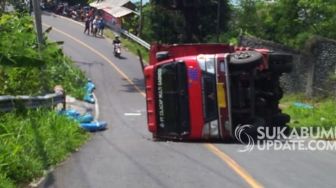 Truk Bermuatan Tabung Oksigen Terguling di Cisolok Sukabumi