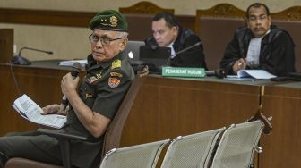 Terdakwa kasus kepemilikan senjata api ilegal dan peluru tajam Kivlan Zen mengikuti sidang lanjutan dengan agenda pembacaan eksepsi atau nota keberatan di Pengadilan Negeri Jakarta Pusat, Rabu (22/1). [ANTARA FOTO/Muhammad Adimaja]