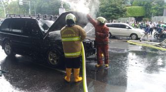 Mobil Range Rover Terbakar di Cempaka Putih, Diduga Korsleting Listrik