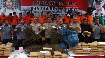 Kapolda Metro Jaya Irjen Nana Sudjana (keempat kiri) beserta jajaran menunjukkan barang bukti ganja saat pengungkapan kasus narkotika jenis ganja selama dua bulan di Direktorat Reserse Kriminal Umum Polda Metro Jaya, Jakarta, Rabu (22/1). [Suara.com/Angga Budhiyanto]