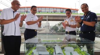 Direktur PT MRT Jakarta William Sabandar, Gubernur DKI Jakarta Anies Baswedan, Kepala Dinas Perhubungan Syarief Liputo dan Direktur Utama PT Transjakarta, saat peresmian pencanangan Groundbreaking Halte Transjakarta Centrale Stitching Wederoupbouw (CSW) di stasiun MRT Asean, Jakarta Selatan, Rabu (22/01). [Suara.com/Alfian Winanto]