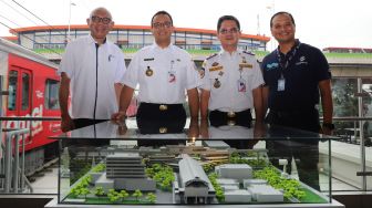 Direktur PT MRT Jakarta William Sabandar, Gubernur DKI Jakarta Anies Baswedan, Kepala Dinas Perhubungan Syarief Liputo dan Direktur Utama PT Transjakarta, saat peresmian pencanangan Groundbreaking Halte Transjakarta Centrale Stitching Wederoupbouw (CSW) di stasiun MRT Asean, Jakarta Selatan, Rabu (22/01). [Suara.com/Alfian Winanto]
