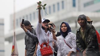 Warga Tanjung Priok melakukan aksi di depan gedung Kementerian Hukum dan HAM, Kuningan, Jakarta Selatan, Rabu (22/01). [Suara.com/Alfian Winanto]