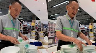 Kisah Mantan CEO 81 Tahun Jadi Sales di Mall dan 4 Berita Heboh Lainnya