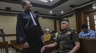 Terdakwa kasus kepemilikan senjata api ilegal dan peluru tajam Kivlan Zen (kanan) berbincang dengan Jaksa Penuntut Umum (JPU) saat akan mengikuti sidang lanjutan dengan agenda pembacaan eksepsi atau nota keberatan di Pengadilan Negeri Jakarta Pusat, Rabu (22/1). [ANTARA FOTO/Muhammad Adimaja]
