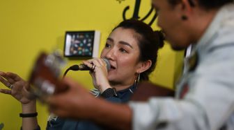 Grup band beraliran rock Kotak tampil pada gelaran 'Music Hook' di kantor Suara.com, Jakarta Selatan, Kamis (23/1). [Suara.com/Angga Budhiyanto]