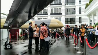 Prabowo Dampingi Jokowi Tinjau Pameran Alutsista Buatan Indonesia