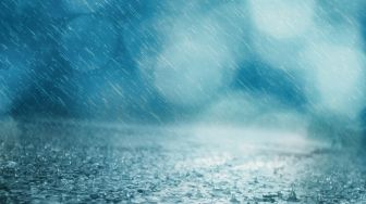 Sedia Payung Lur! Jatim Hari Ini Diprediksi Diguyur Hujan Deras Disertai Angin dan Kilat