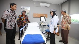 Dr. Sunu Budhi Raharjo, PhD, SpJP (K) Dokter Spesialis Jantung dan Pembuluh Darah dari Rumah Sakit Metropolitan Medical Centre (RS MMC), Dr. Dicky A. Hanafi, SpJP (K), FIHA, FaSCC, Dokter Spesialis Jantung dan Pembuluh Darah dari Rumah Sakit Metropolitan Medical Centre (RS MMC),
Prof. Dr. dr. Yoga Yuniadi, SpJP (K), Dokter Spesialis Jantung dan Pembuluh Darah dari Rumah Sakit Metropolitan Medical Centre (RS MMC), Dr. Puti Sarah Saus, SpJP, Dokter Spesialis Jantung dan Pembuluh Darah dari Rumah Sakit Metropolitan Medical Centre (RS MMC) dan Dr. May Hizrani, MARS selaku Direktur Pelayanan RS MMC saat membuka layanan Cardiovascular Center di RS MMC Jakarta, Kamis (23/01). [Suara.com/Oke Atmaja]