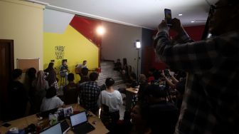 Grup band beraliran rock Kotak tampil pada gelaran 'Music Hook' di kantor Suara.com, Jakarta Selatan, Kamis (23/1). [Suara.com/Angga Budhiyanto]