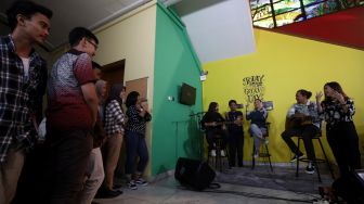 Grup band beraliran rock Kotak tampil pada gelaran 'Music Hook' di kantor Suara.com, Jakarta Selatan, Kamis (23/1). [Suara.com/Angga Budhiyanto]