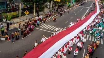 Sejumlah peserta mengirab bendera Merah Putih sepanjang 540 meter saat mengikuti Kirab Kebangsaan Merah Putih di Semarang, Jawa Tengah, Jumat (24/1). [ANTARA FOTO/Aji Styawan]