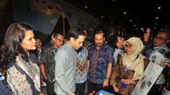 Menteri Pendidikan dan Kebudayaan Nadiem Makarim didampingi oleh Ketua Pengurus Yayasan Pendidikan Astra Michael D. Ruslim (YPAMDR) Herawati Prasetyo bersama Direktur Astra Internasional Paulus Bambang Widjanarko Santoso saat meninjau berbagai karya  Ilmian dan Inovasi Guru serta Siswa binaan YPA-MDR bertempat di menara Astra Jakarta, Jummat (24/20). [Suara.com/Oke Atmaja]