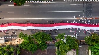 Sejumlah peserta mengirab bendera Merah Putih sepanjang 540 meter saat mengikuti Kirab Kebangsaan Merah Putih di Semarang, Jawa Tengah, Jumat (24/1). [ANTARA FOTO/Aji Styawan]