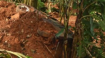 Kendaraan rusak tertimbun longsor di Kampung Cigobang, Desa Banjarsari, Lebak, Banten, Jumat (24/1/). [ANTARA FOTO/Asep Fathulrahman]