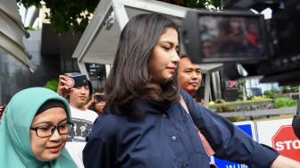 Artis Faye Nicole Jones (kedua kiri) berjalan meninggalkan ruangan usai menjalani pemeriksaan di gedung KPK, jakarta, Jumat (24/01). [ANTARA FOTO/M Risyal Hidayat]