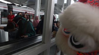 Barongsai beraksi di Stasiun LRT Boulevard Utara, Kelapa Gading, Jakarta Utara, Sabtu (25/1). [Suara.com/Angga Budhiyanto]