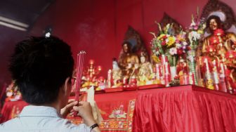 Seorang warga etnis Tionghoa sembahyang menyambut Tahun Baru Imlek 2571/2020 di Vihara Dharma Bhakti, Jakarta Barat, Sabtu (25/1). [Suara.com/Angga Budhiyanto]