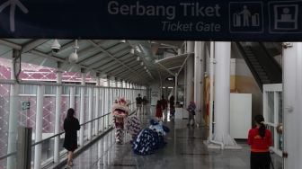 Barongsai beraksi di Stasiun LRT Boulevard Utara, Kelapa Gading, Jakarta Utara, Sabtu (25/1). [Suara.com/Angga Budhiyanto]