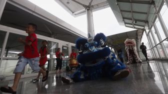 Barongsai menghibur calon penumpang di Stasiun LRT Boulevard Utara, Kelapa Gading, Jakarta Utara, Sabtu (25/1). [Suara.com/Angga Budhiyanto]