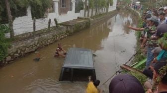 Diduga Baru Belajar, Mobil Kijang Terjun ke Sungai di Sungai Penuh