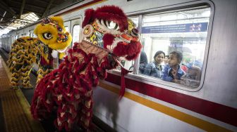 Barongsai Hibur Penumpang di Stasiun Gambir