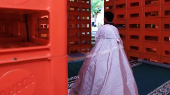 Pengunjung melaksanakan salat di Mushola Kotakrat, Gambir, Jakarta Selata, Minggu (26/01).  [Suara.com/Alfian Winanto]
